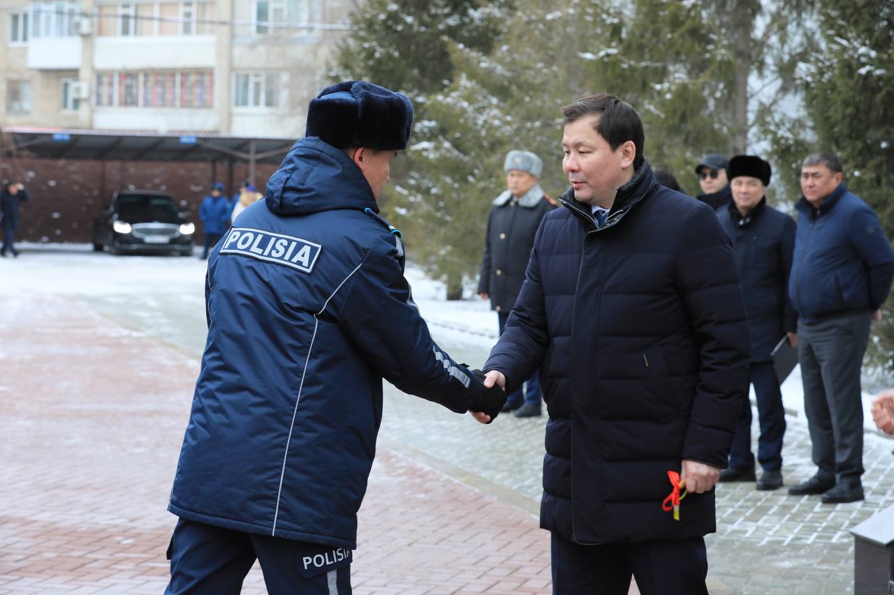 Ақтөбелік полицейлерге жаңа автокөліктердің кілттері табысталды