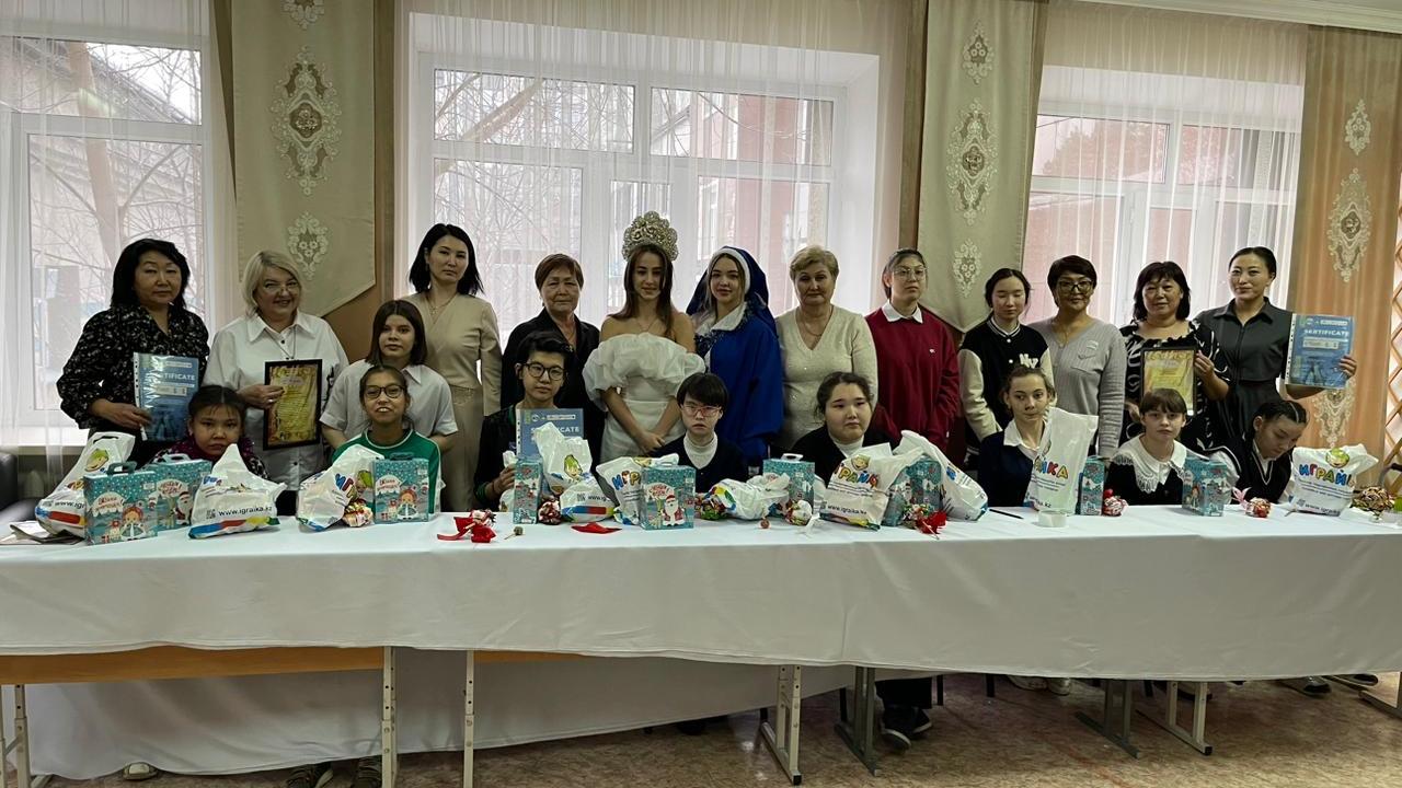 Новогодние сувениры учили делать на мастер-классе воспитанников специальной школы-интерната Караганды