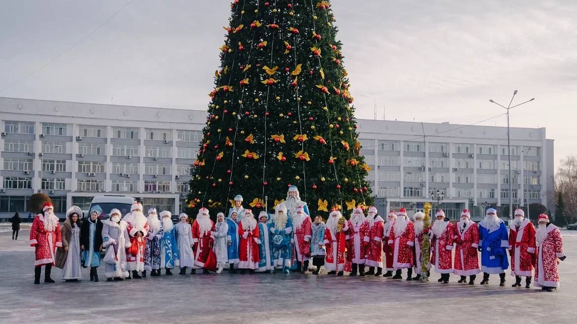 Новогодние подарки для детей вручили в акимате Семея
