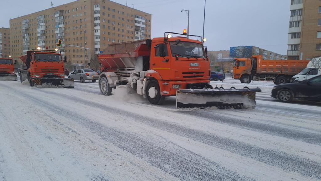 1500 рейсов на снежные полигоны за ночь: как улицы Астаны очищают от снега