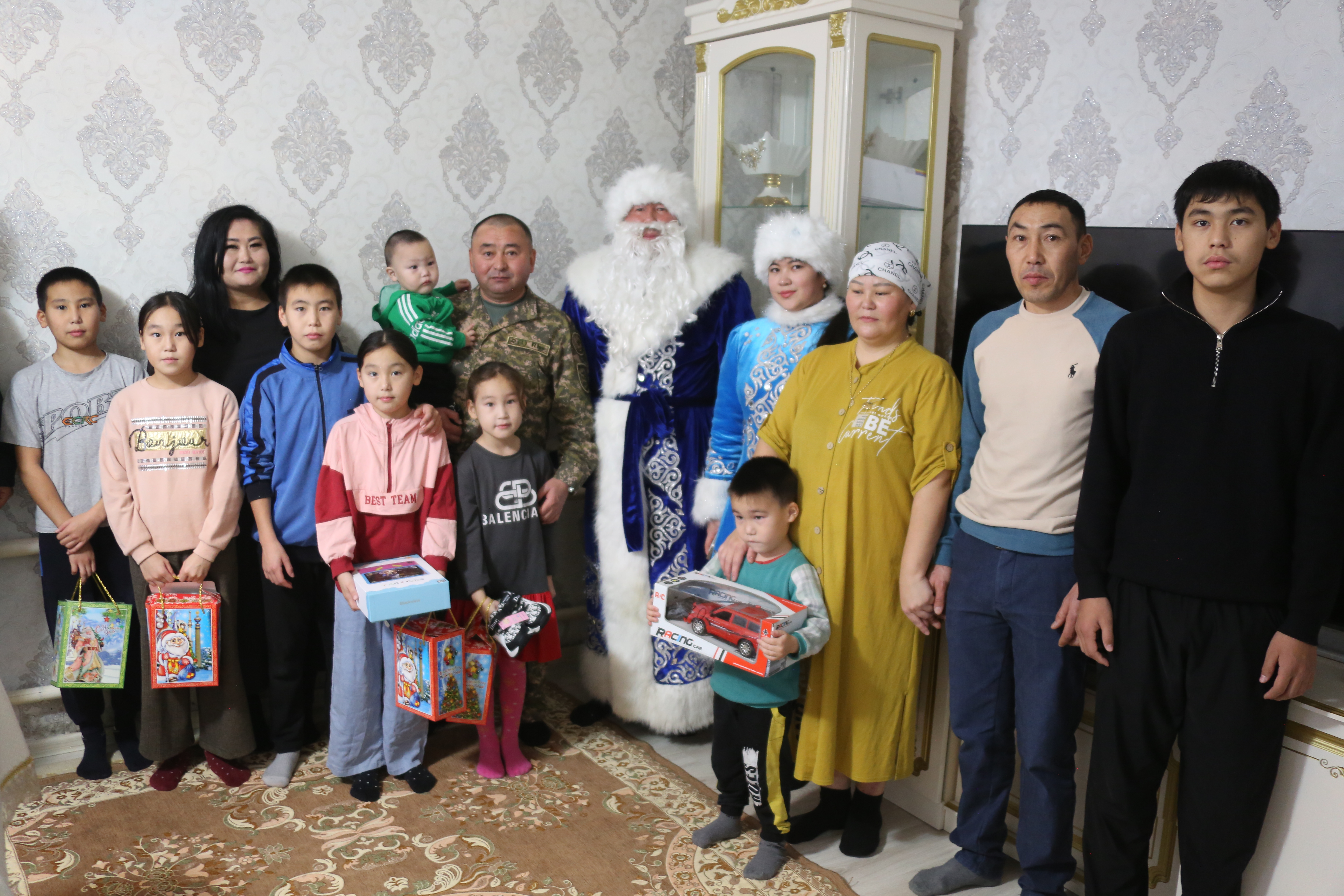 Десять детей сержанта Алмаса Шунгулова получили подарки от министра обороны