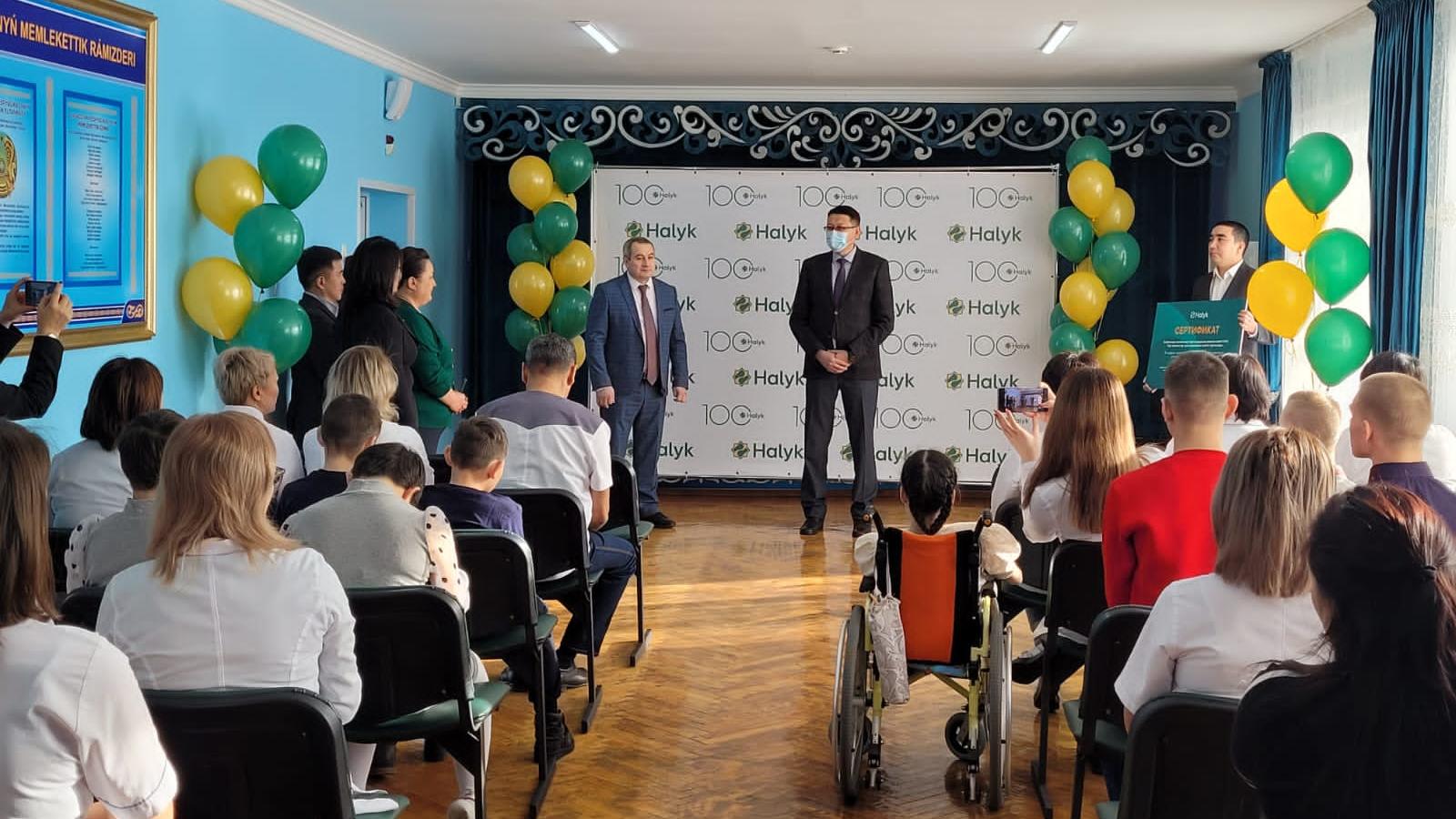 100 игі іс: Halyk Банкі Қарағанды мен Теміртаудың мүмкіндігі шектеулі тұрғындарын тасымалдау үшін арнайы автомобильдер сыйға тартты