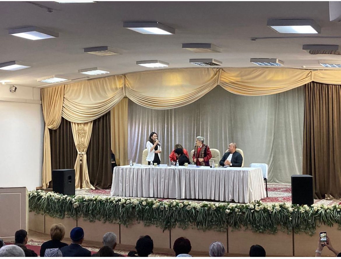 1 ноября 2023 года в актовом зале гимназии №24 села Отеген батыр Илийского района состоялась встреча на тему «Единство и согласие - основа развития Казахстана».