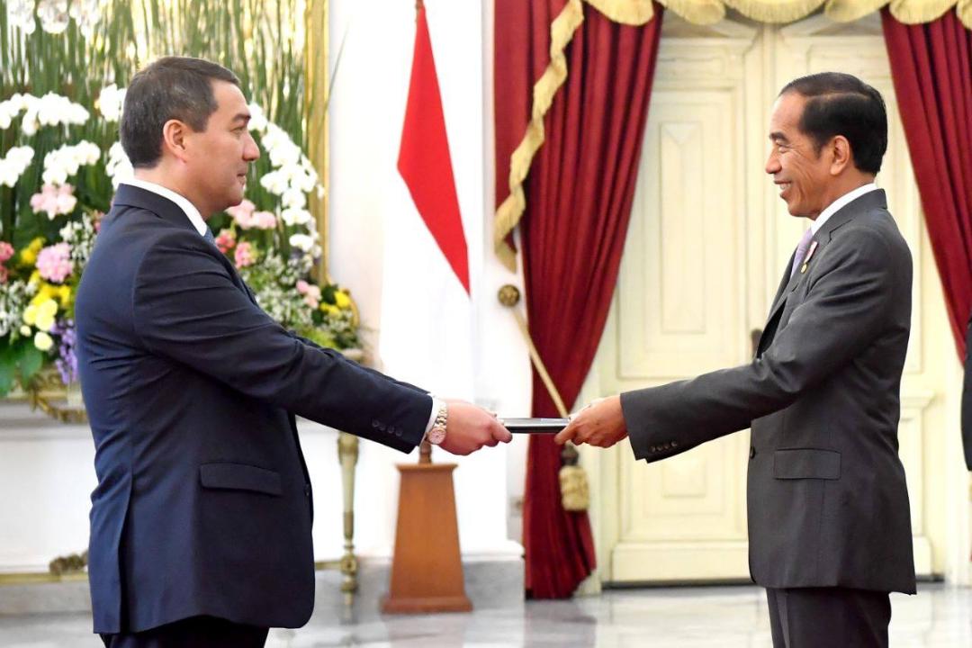 The Ambassador of Kazakhstan presented his credentials to the President of Indonesia