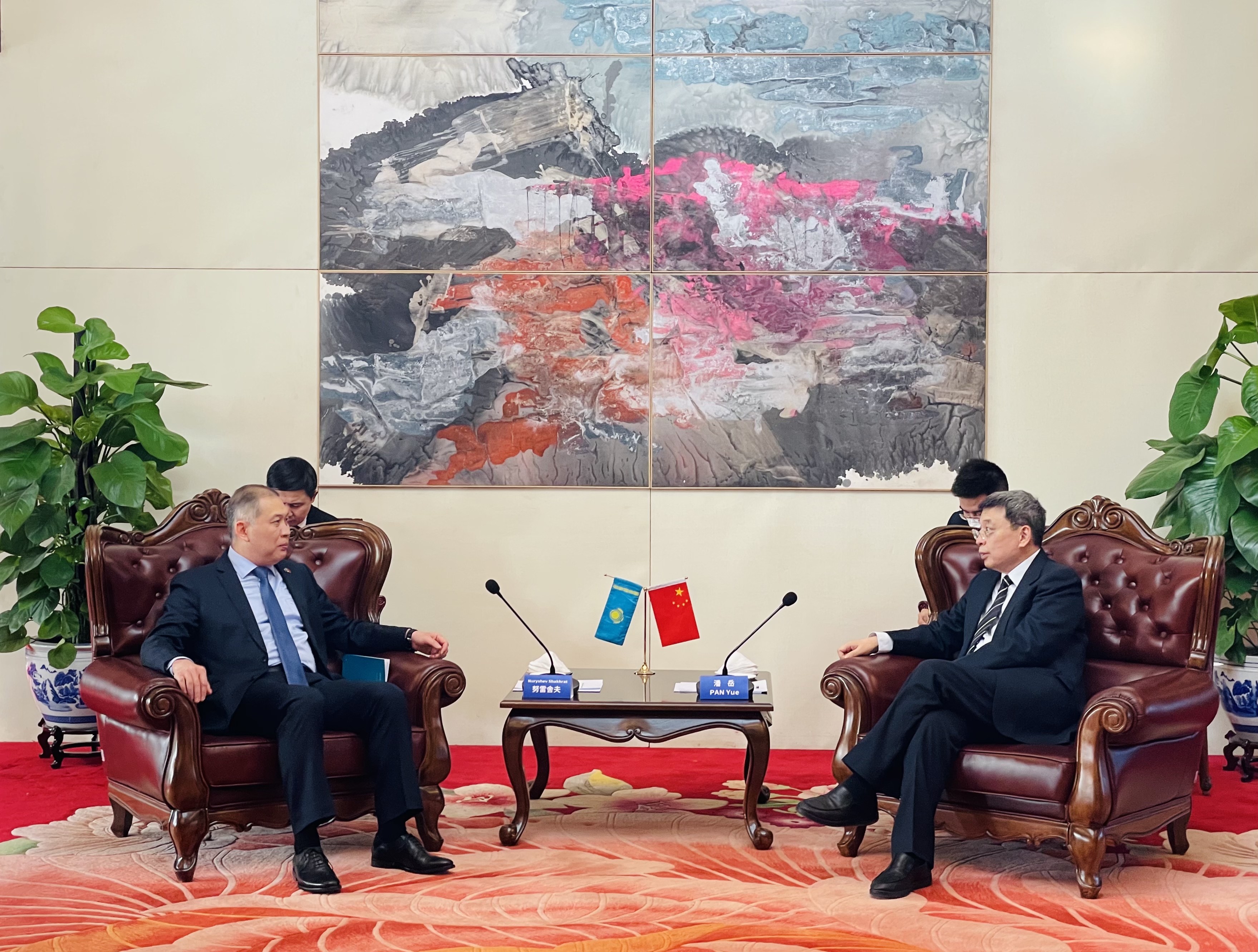 Посол Казахстана в Китае встретился с Председателем Государственного комитета КНР по делам национальностей