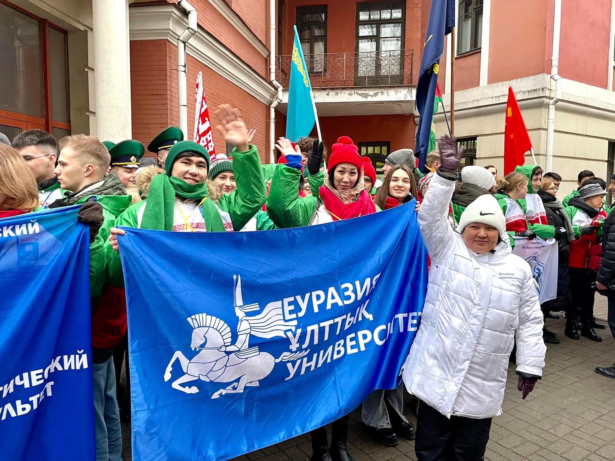 Әйел жыныстық қатынас кезінде күйеуіне қол жұмысын береді.