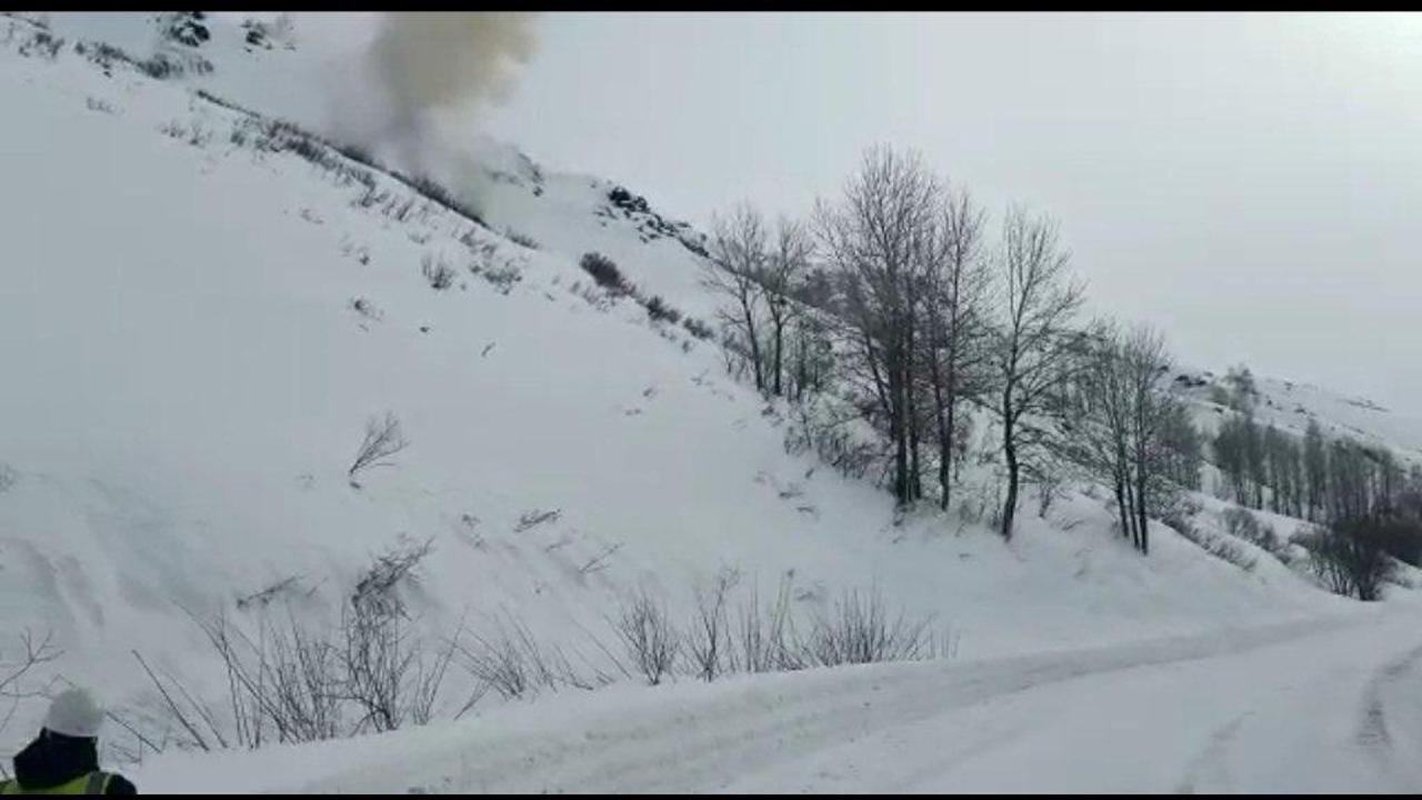 В Восточном Казахстане в связи с лавиноопасной обстановкой специалисты ВК филиала «Казселезащита» и ДЧС ВКО проводят профилактический спуск лавин