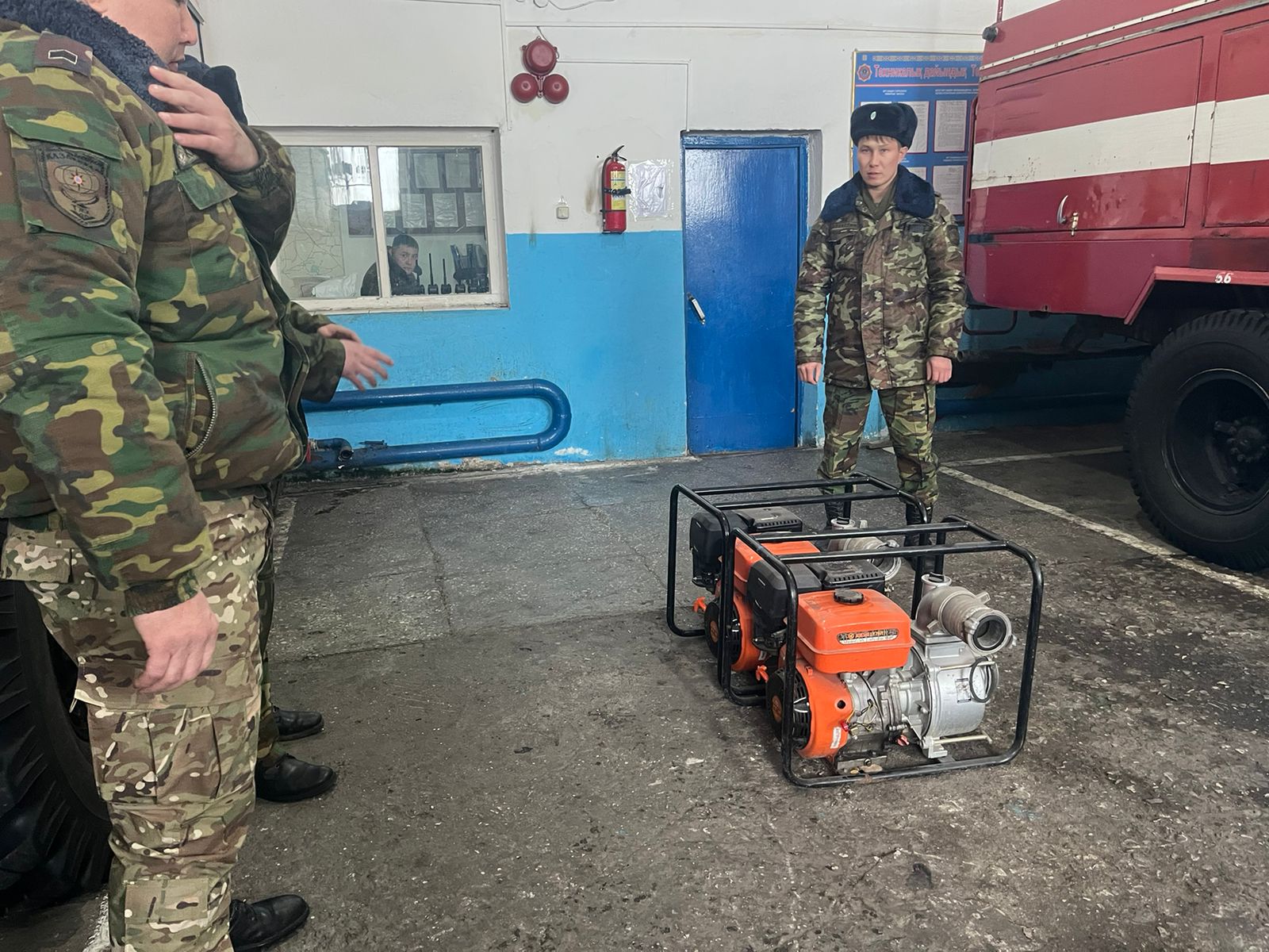 Орыс әже немересімен жуынатын бөлмеде жыныстық қатынасқа түсіп жатыр.