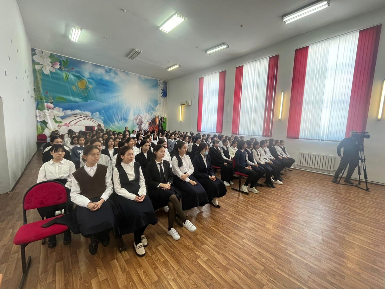 Мені креслоға байлап, мені қалай ұрды