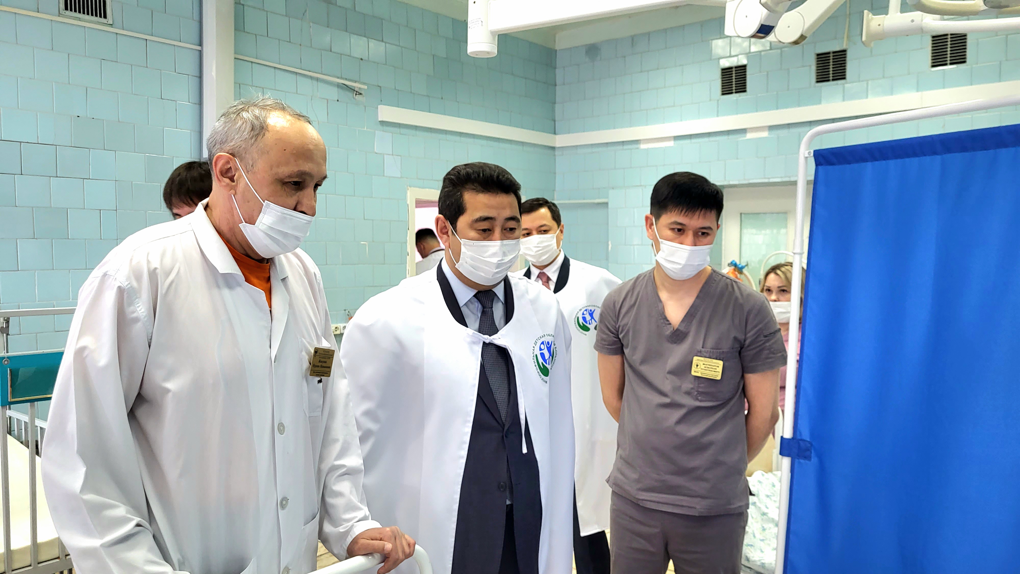 Аким СКО посетил пострадавших детей в больнице