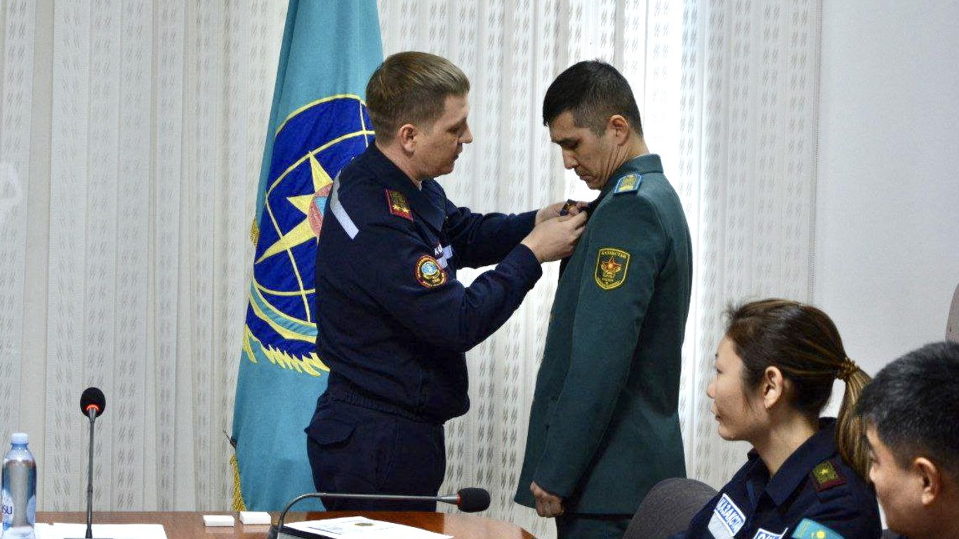 Военнослужащий Вооруженных сил, спасший женщину на пожаре, награжден медалью