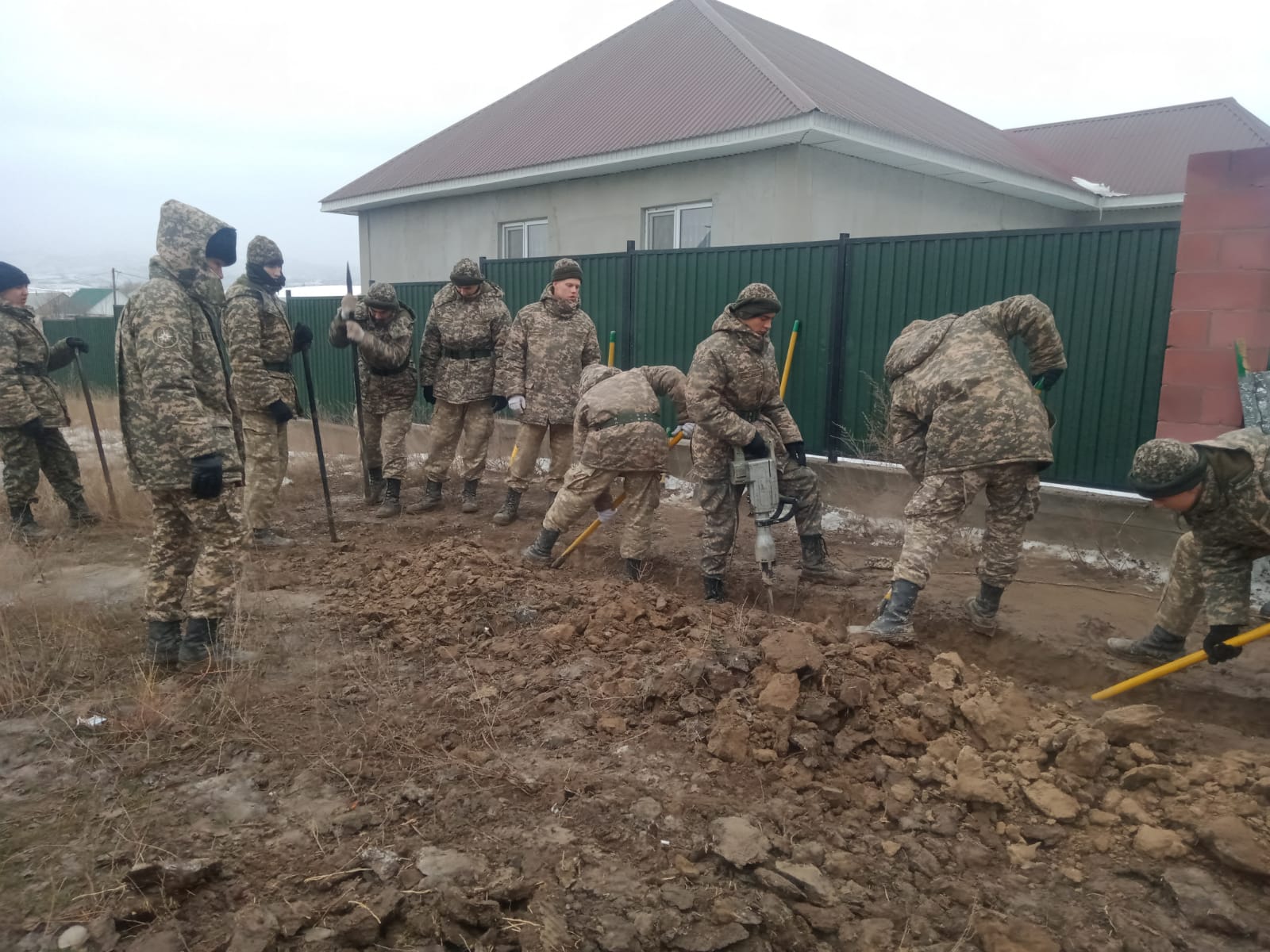 В селе Узынагаш из-за засоренных арыков подтопило дворы