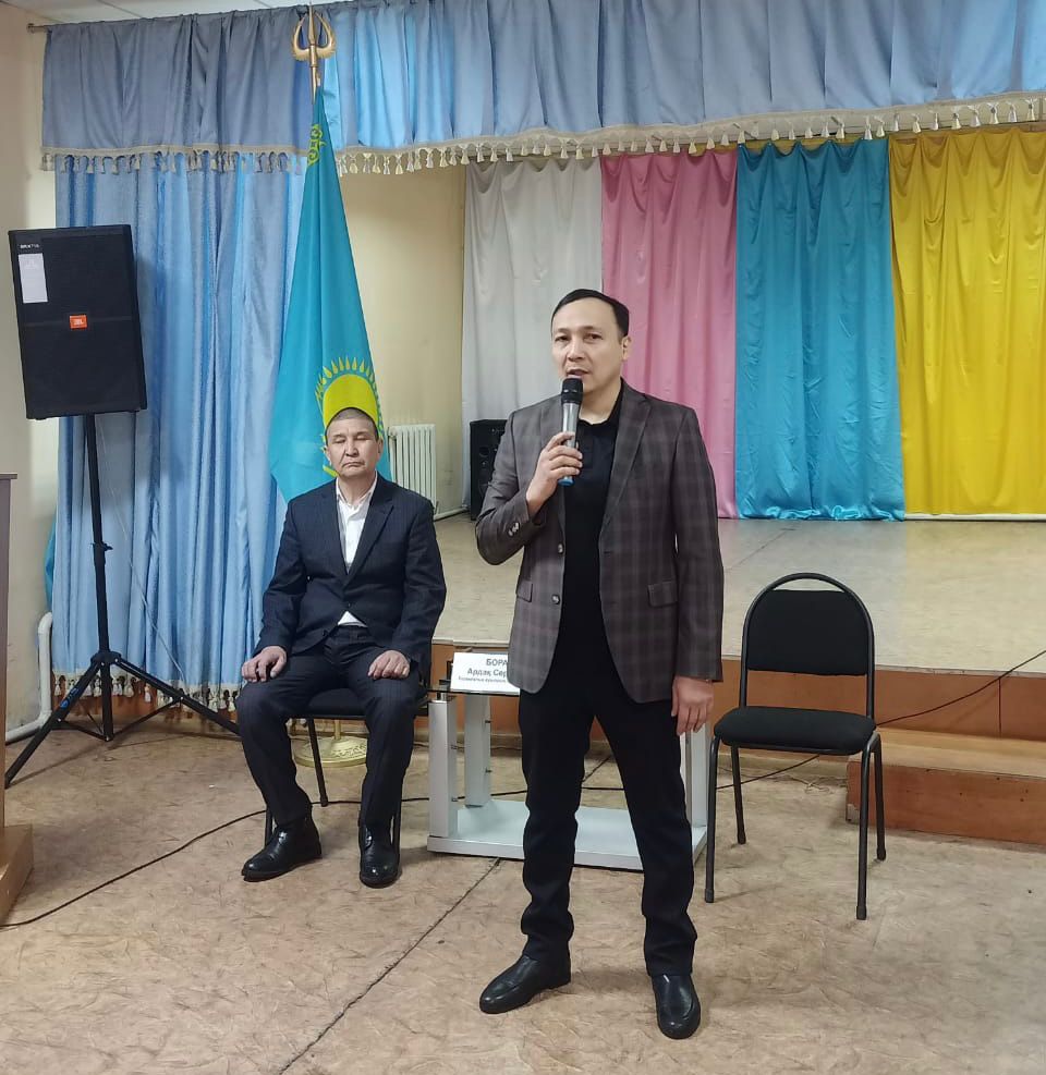 16 февраля 2023 года в Торангалыкском сельском округе началось отчетное собрание. В первую очередь Руслан Айтыкенович посетил школу. О предстоящем ремонте учебного заведения рассказал руководитель отдела образования А. Куанышбаев. Он посетил классы и выразил учащимся самые искренние пожелания. На совещании в Доме культуры аким сельского округа А. Буран обменялся мнениями с населением на открытой площадке в рамках годового отчета. В прениях приняли участие: Г. Туйтебаева, А. Яник, Н.Байбосынов, С. Батырхан, г. Серикбаева, которые обсудили ряд вопросов, таких как питьевая вода в селе, переговоры с предпринимателями по регулированию мусора на берегу озера, дорожные вопросы и урегулирование документов жилых домов. Глава района внимательно выслушал все озвученные вопросы, дал поручения руководителям отрасли и пообещал продуманно решить сложные вопросы.