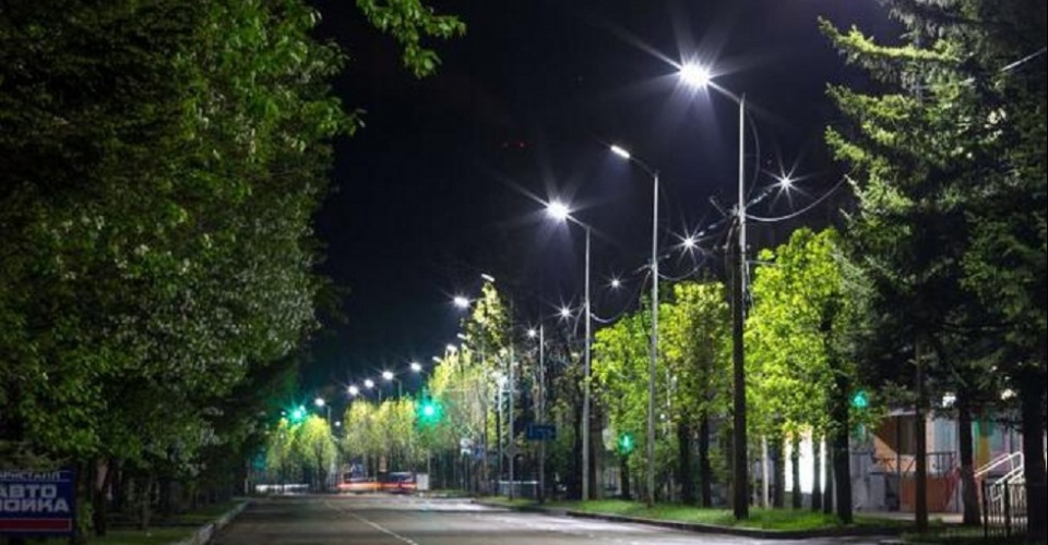 Дәретханада әйелдерге қарап тұрған мастурбатор Писка семіз