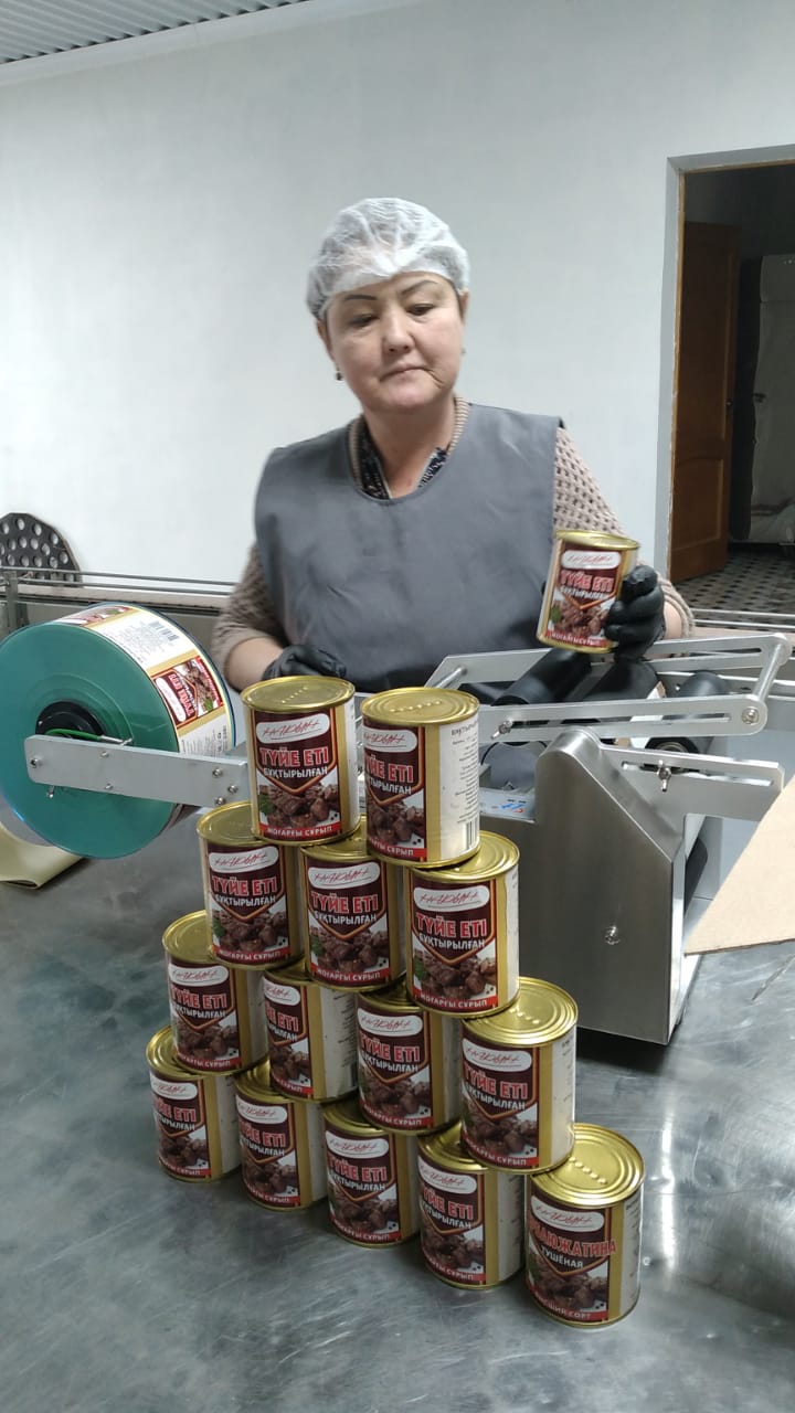 Түйе етінен жасалған консервілер Жанбай ауылында өндіріледі