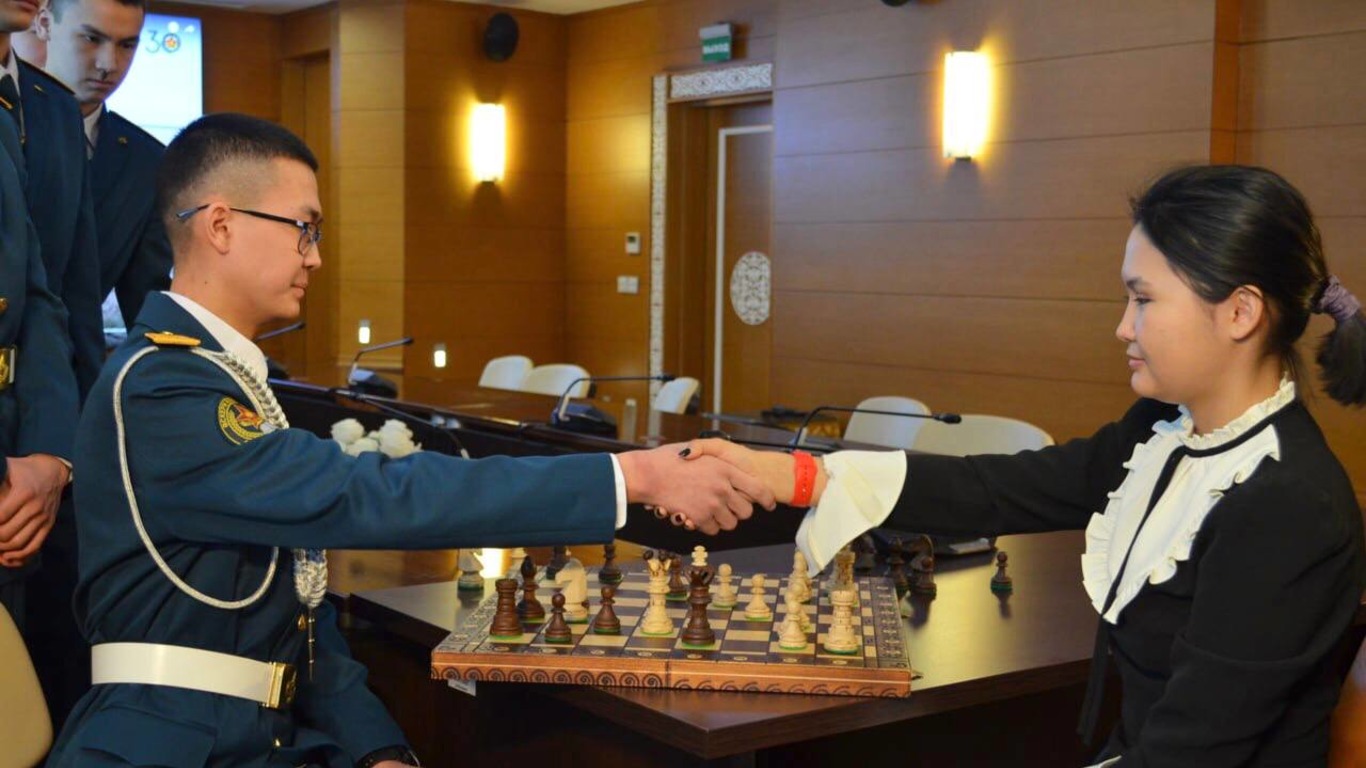 Бибісара Асаубаева әскери колледждің тәрбиеленушілері үшін шеберлік сабағын өткізді