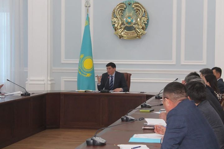 В актовом зале акимата области под председательством заместителя акима области Е. Балтаева состоялось совещание о ходе подготовки к весенне-полевым работам.