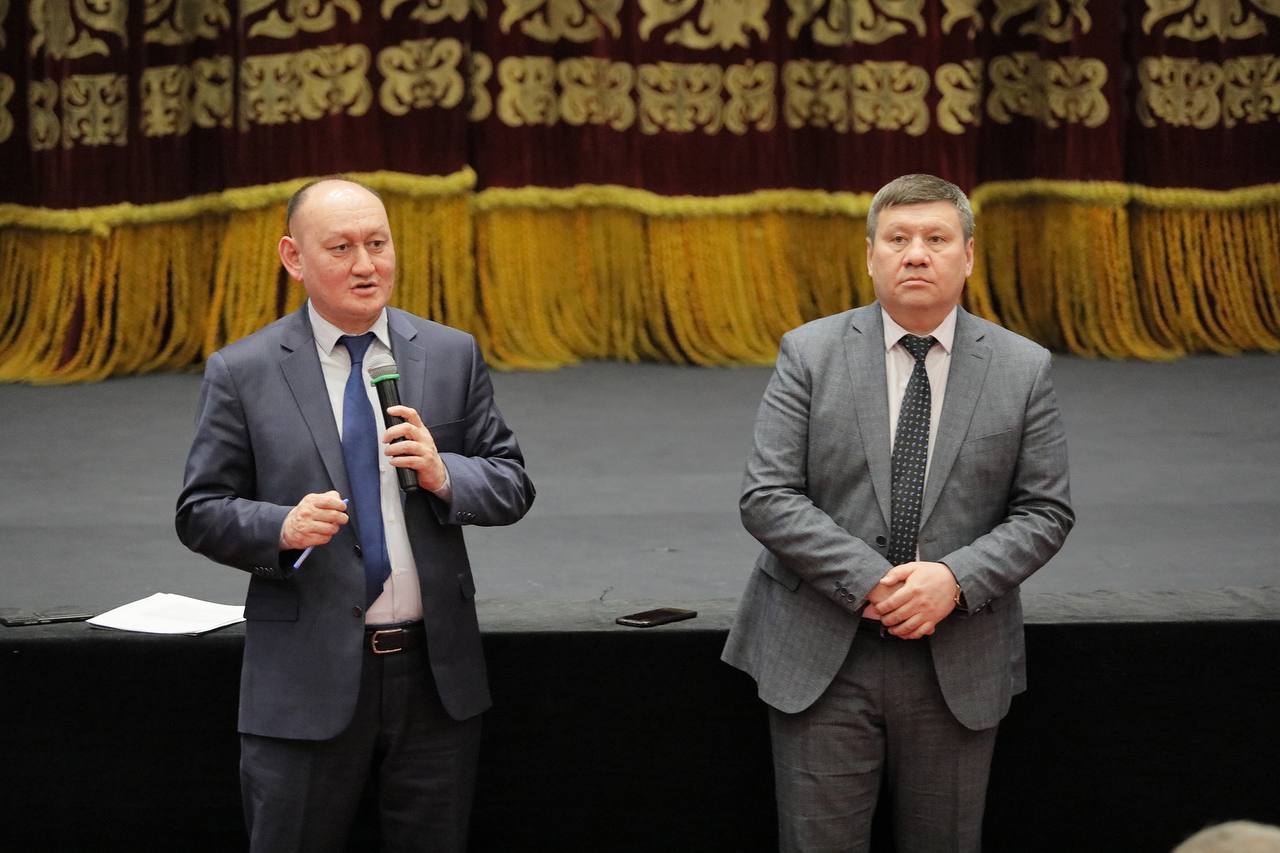 Сегодня руководитель Управления культуры, развития языков и архивного дела области Айдар Маратович Ибраев представил нового директора Театра имени Абая
