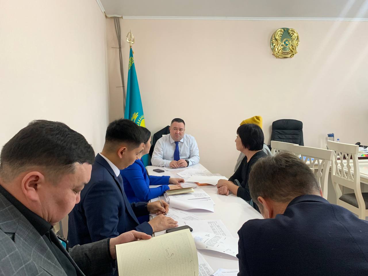 Сегодня аким города принял 12 по личным вопросам