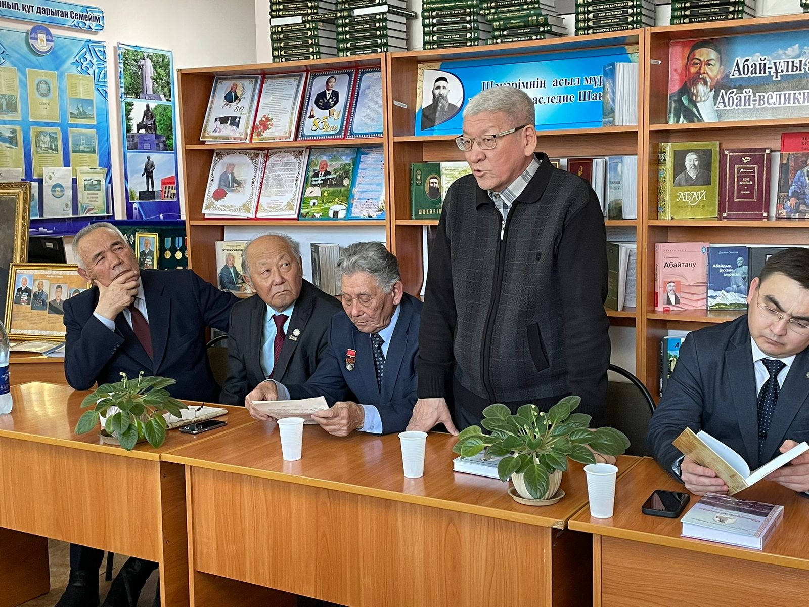 Журналист. Әдебиеттанушы. Ақын.