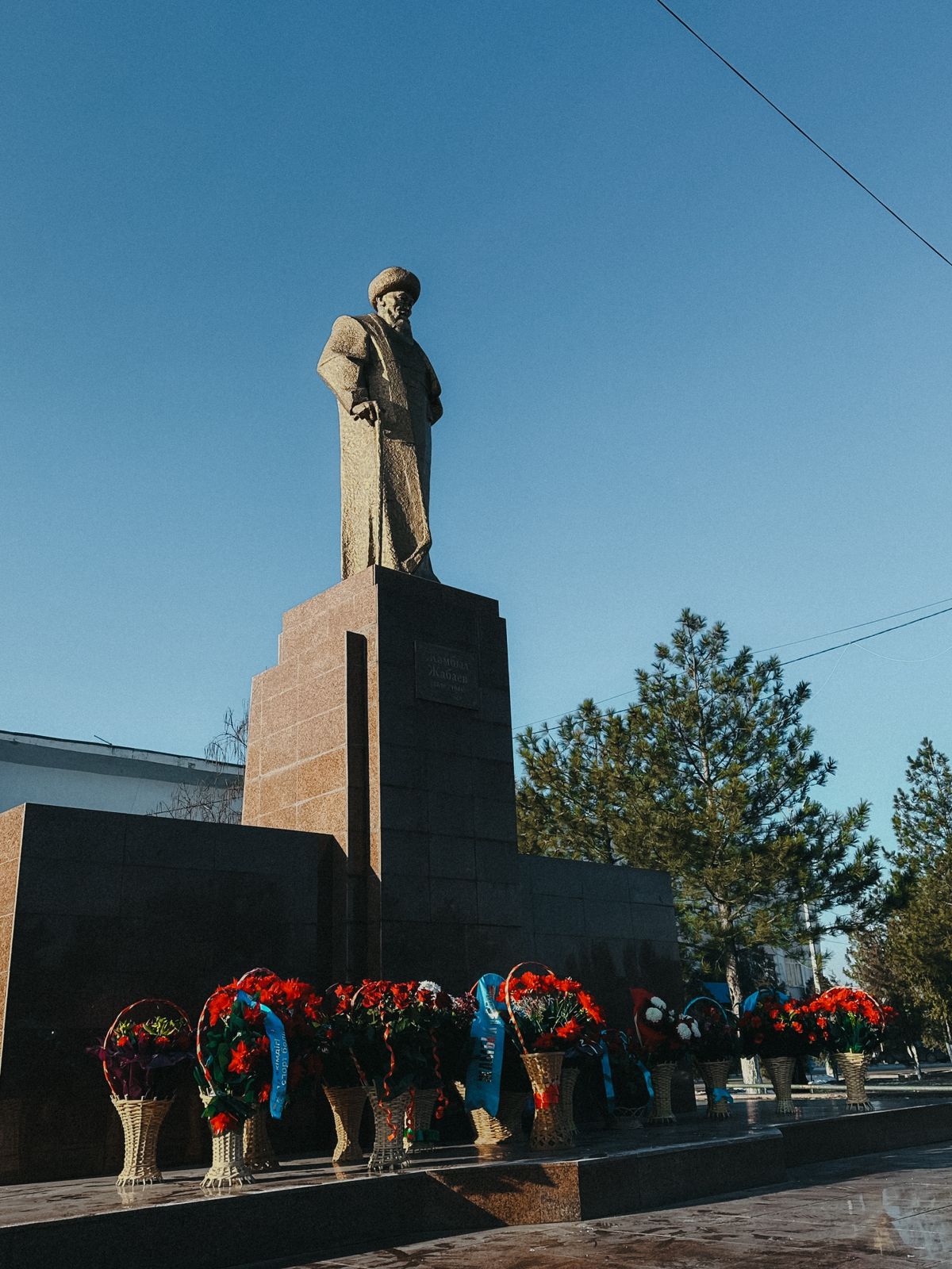 Возложили цветы к памятнику Жамбыла Жабаева