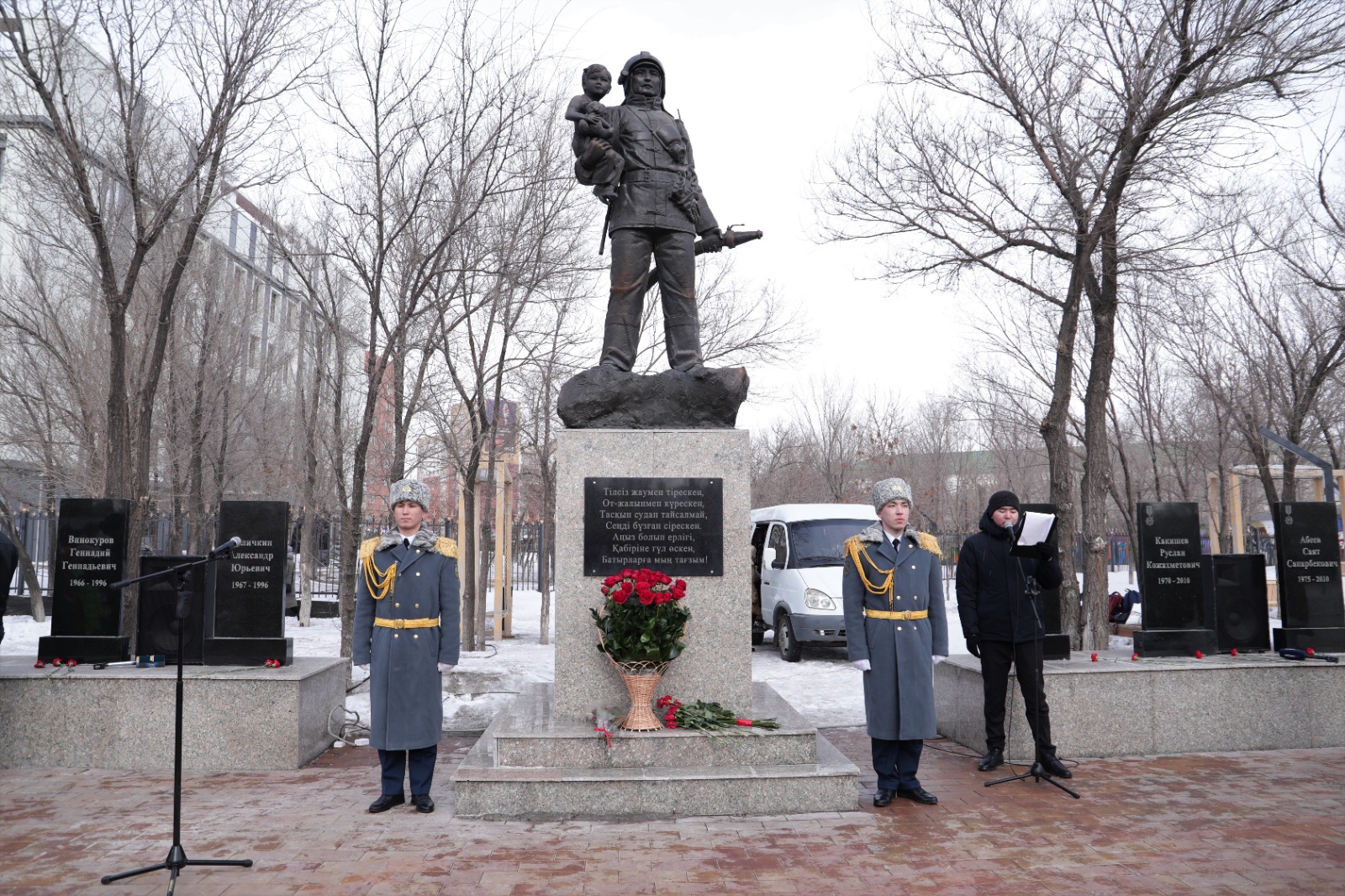 В знак благодарности сотрудникам Департамента по ЧС к мемориалу спасателей возложили цветы в Астане