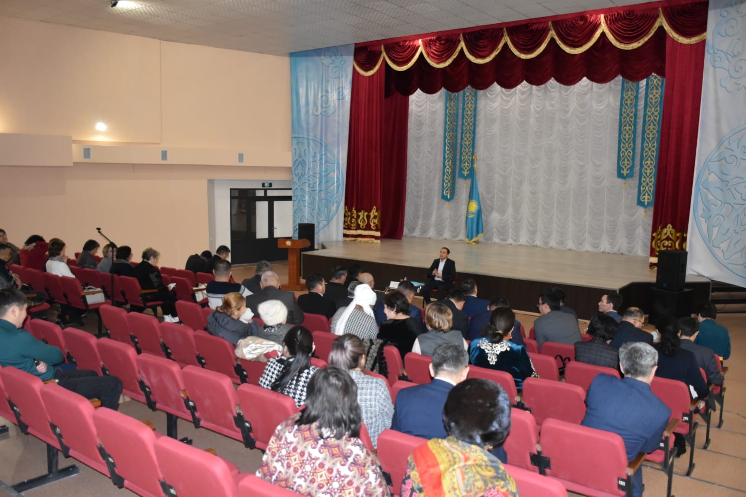 В Доме культуры поселка Шашубай аким района Руслан Кенжебеков провел встречу с жителями поселка, выслушал пожелания населения. В ходе совещания жители высказали предложения по предпринимательству, социальным вопросам, инфраструктурному состоянию населенного пункта, подключению жилых, земельных, частных домов к котельной центрального отопления. Глава района, отметив, что поднятые жильцами узловые вопросы находятся в центре внимания исполнительного органа, дал поручения руководителям ряда отраслей.