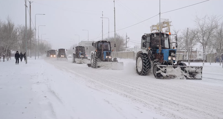 В Атырау ведутся снегоуборочные работы