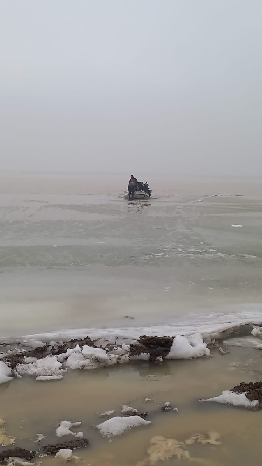 Из-за несоблюдения правил безопасности два рыбака провалились под лёд в Жамбылской области