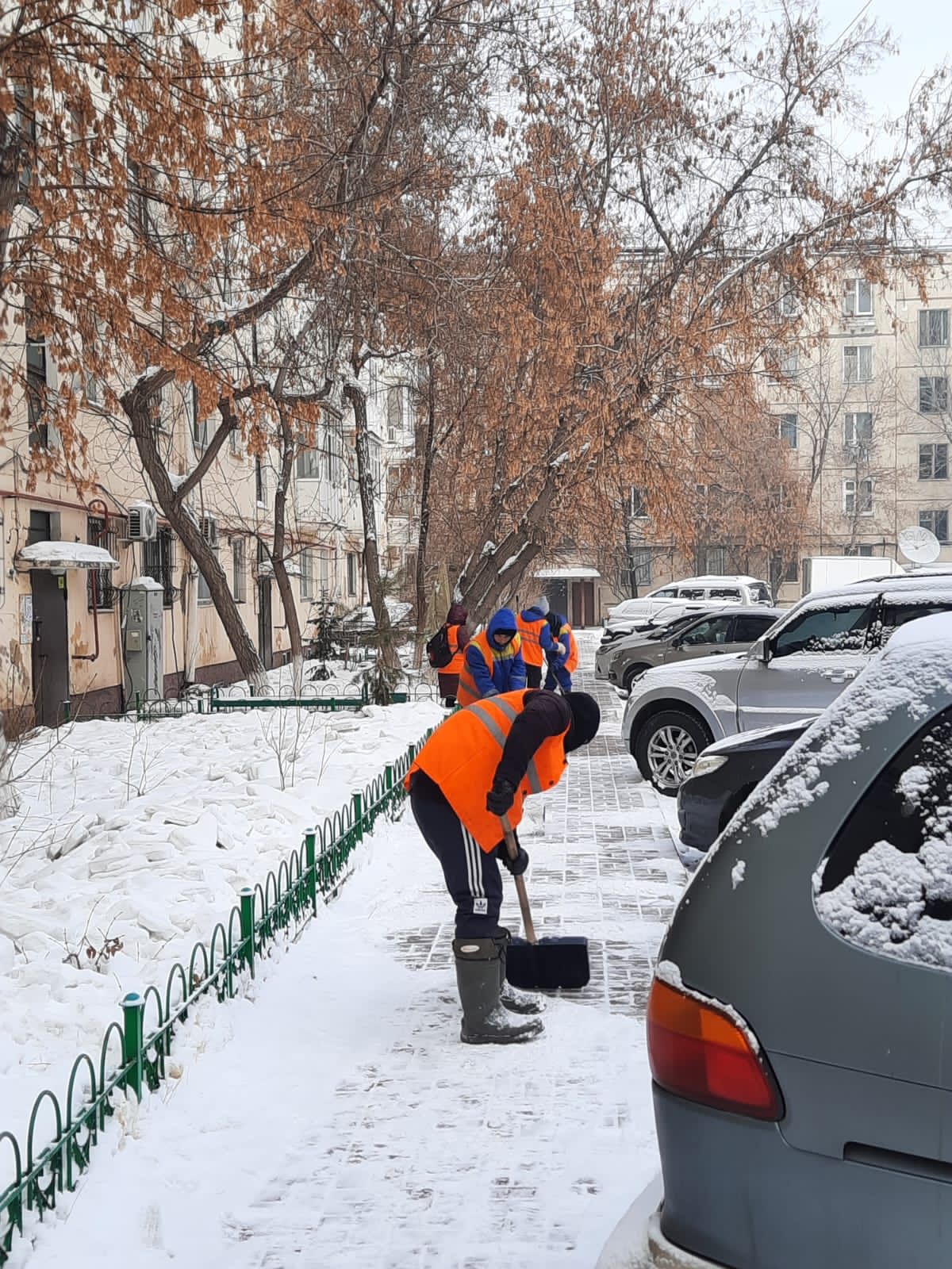 Астанада қар күреуге екі мыңнан астам жол жұмысшы шықты