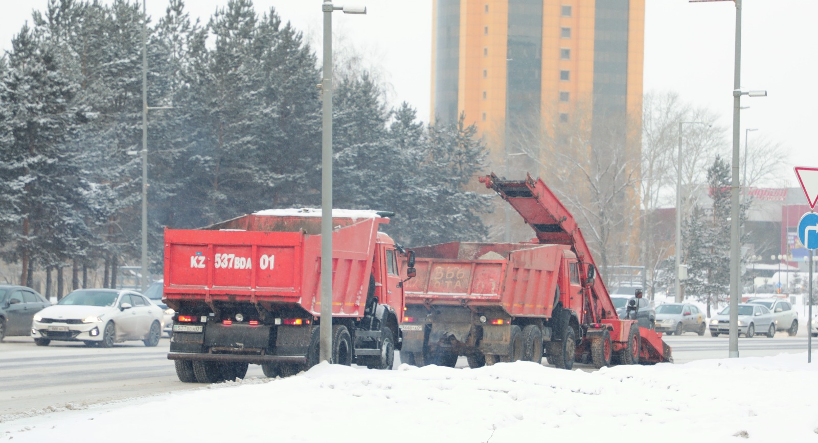 Почти три миллиона кубометров снега вывезли из столицы с начала зимы