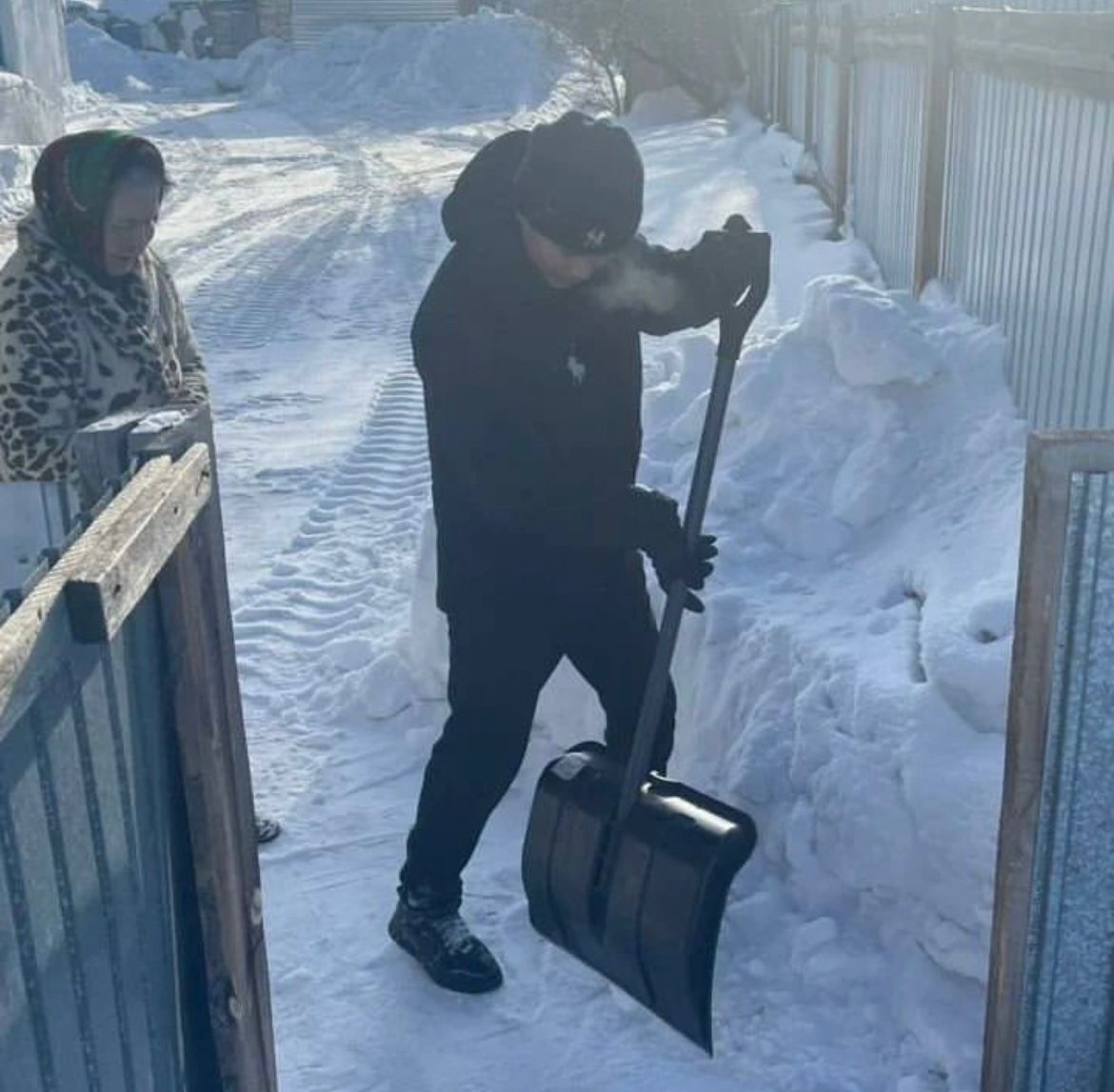 В рамках акции «Ардағым-ардагерім», организованной молодежным ресурсным центром Актогайского района и с участием молодежи-волонтеров, оказала помощь в уборке снега во дворе пожилого человека.
