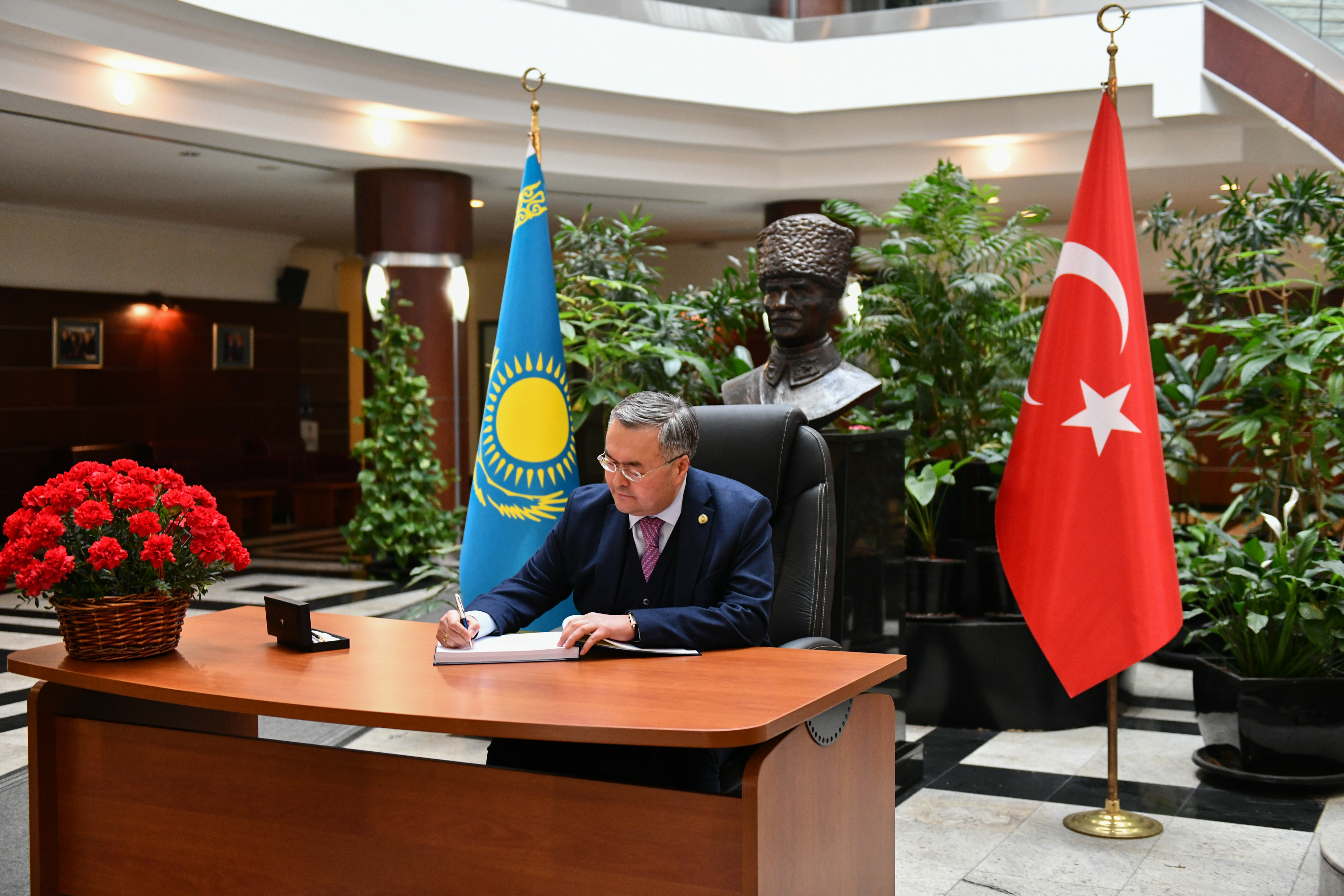 Министр иностранных дел РК посетил Посольство Турции в Казахстане