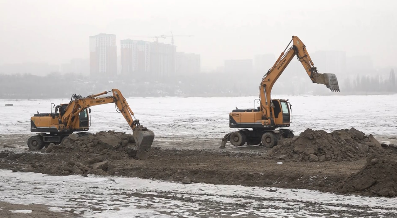 В Алматы приступили к очистке дна водохранилища Сайран