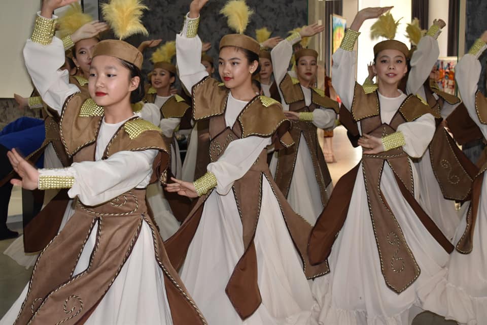 Тақсылданатын кеуделі әйелдердің порносын қараңыз