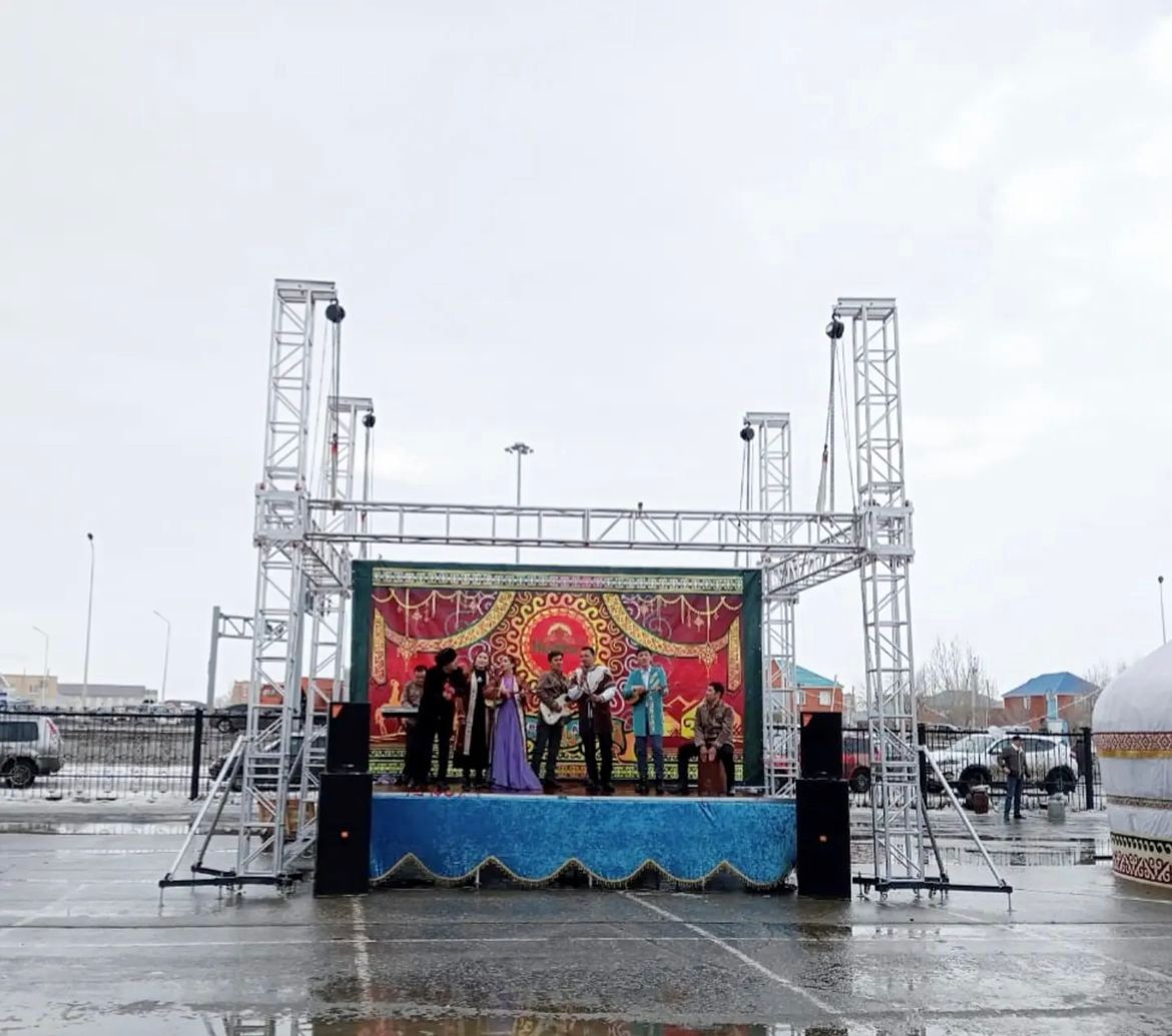 Вместе с этим районы участники установили юрты, ведется раздача национальных блюд, проводится концертная программа.