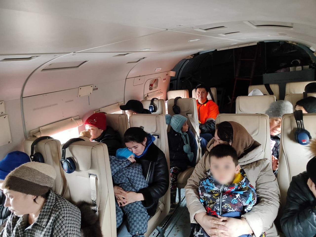 16 людей транспортировали вертолетом МЧС в ЗКО