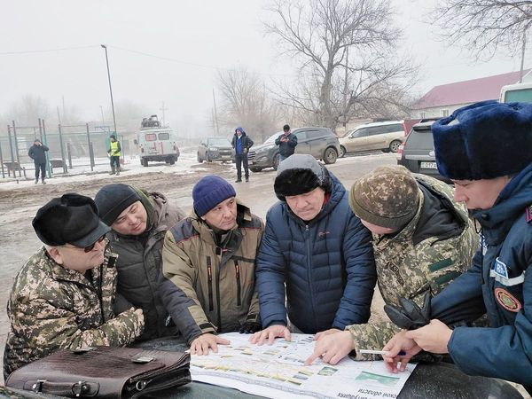 Бәйтерек ауданының Зеленое ауылында Деркөл өзенінің көтерілуіне байланысты Азаматтық қорғаныс құрылымдары су басу қаупін алдын алу жұмыстарын ұйымдастыруда.