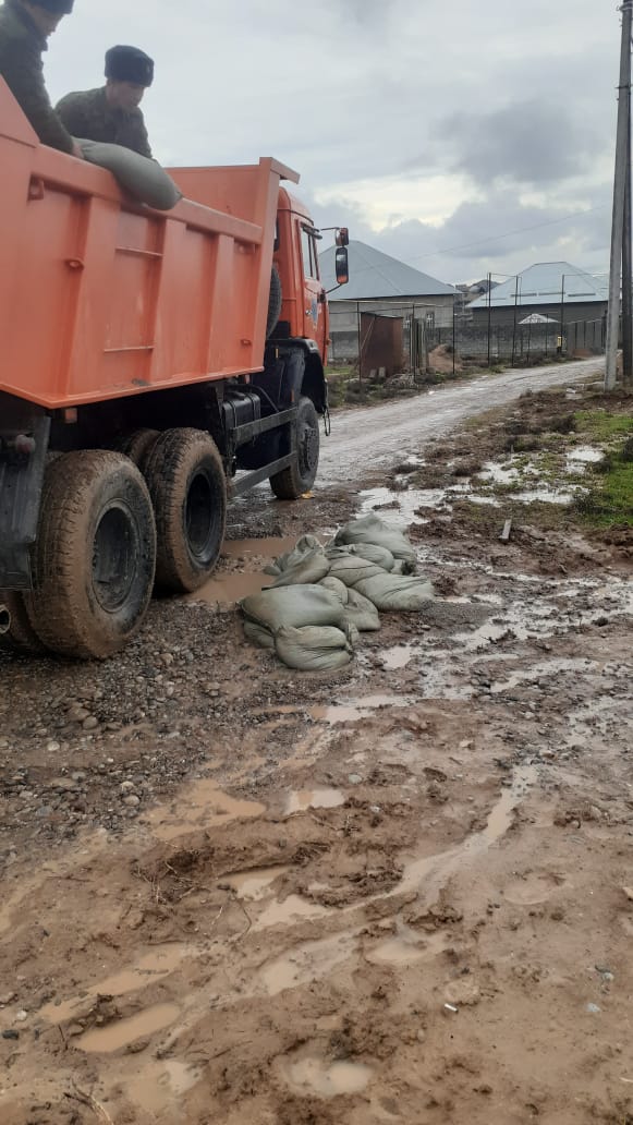 В Шымкенте спасатели помогали коммунальным службам устранять последствия обильных осадков: подтопление жилых домов не допущено