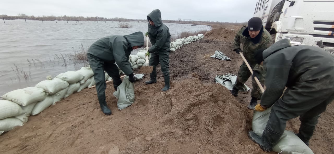 В Западно-Казахстанской области продолжается борьба с паводками