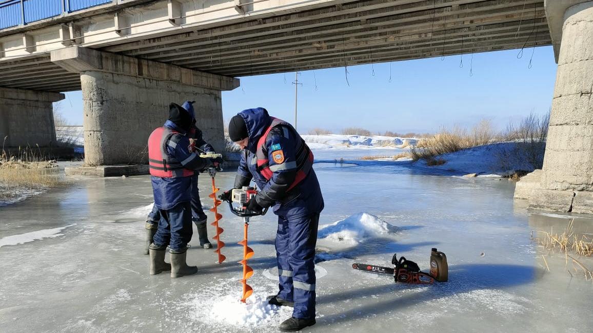 На реках Карагандинской области бурят лёд для предупреждения паводков