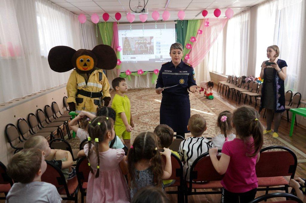 Спасатель-Чебурашка обучает мерам безопасности