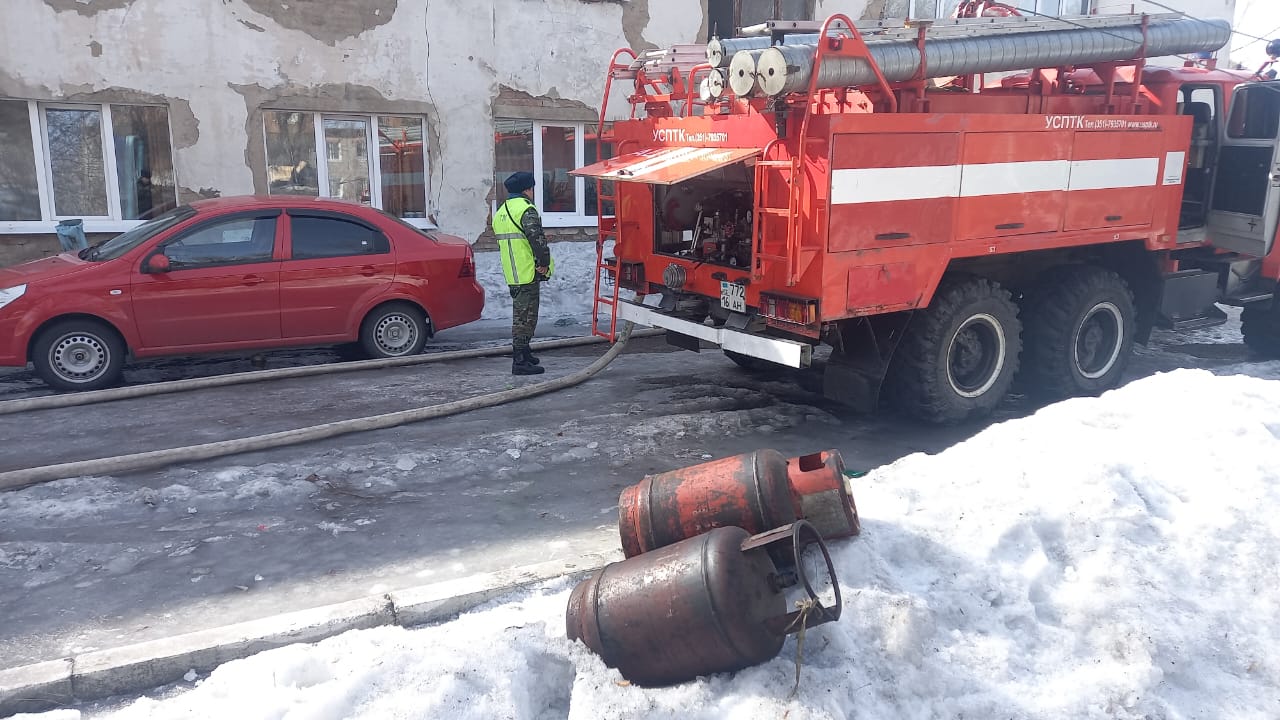 При пожаре в квартире огнеборцами Усть-Каменогорска спасен  мужчина
