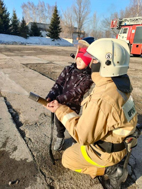 Өскемендік өрт сөндірушілер бес жасар ер баланың арманын орындады