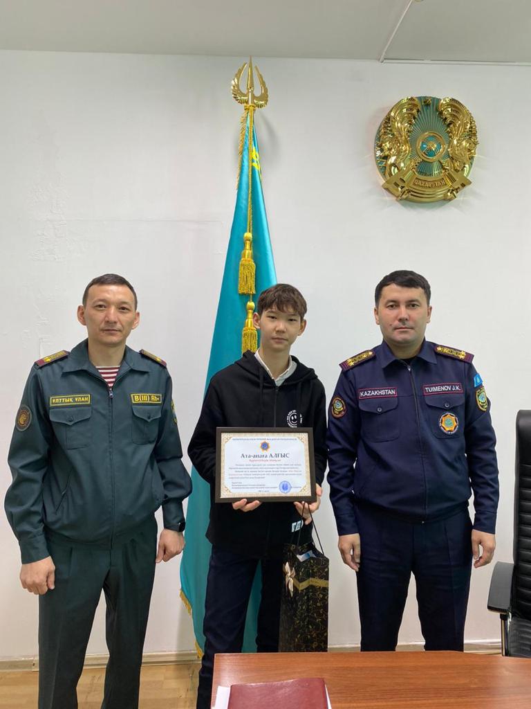 Ұлттық ұлан офицерінің ұлы досын мұзды судан құтқарды