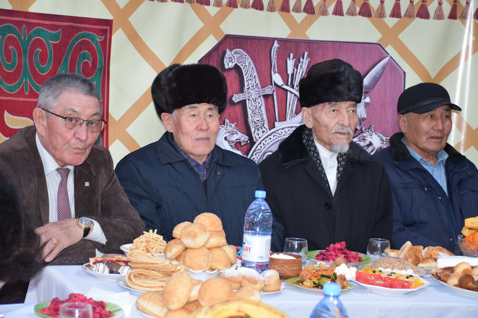 Көрісу күні- қазақ халқының ежелден сақталған дәстүрі. Бұл күнді «Амал мерекесі» деп те атайды.