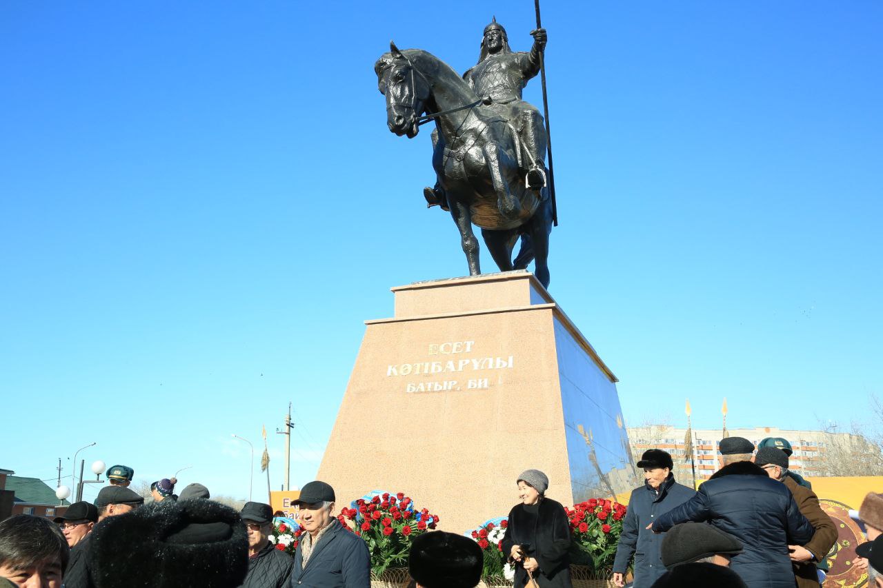 Ақтөбеде ұлы Есет батыр Көтібарұлының еңселі ескерткіші ашылды