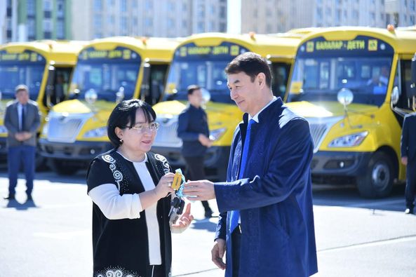 ТҮРКІСТАН ОБЛЫСЫНЫҢ МЕКТЕПТЕРІНЕ 71 ЖАҢА АВТОБУС ТАПСЫРЫЛДЫ
