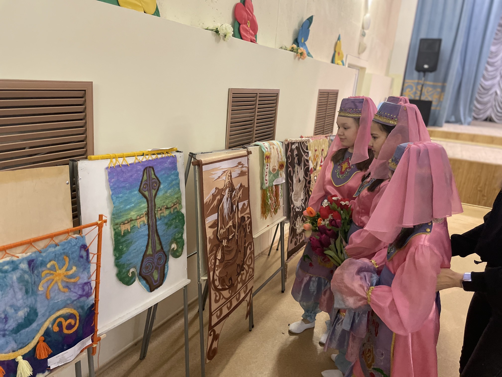 Выставка творческих работ учащихся художественной школы