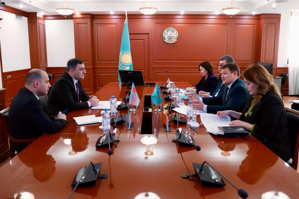 Министр культуры и спорта провел встречу с послом Азербайджана в РК
